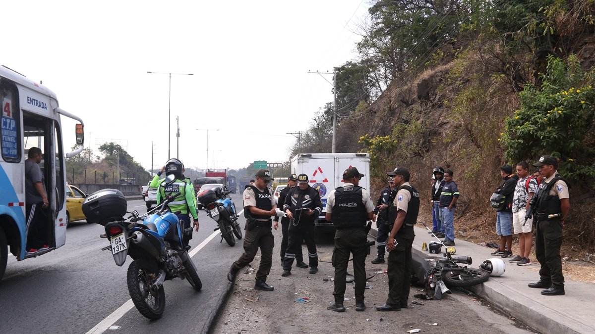 Personal policial y de tránsito acudió al sitio del accidente, en la vía Perimetral.