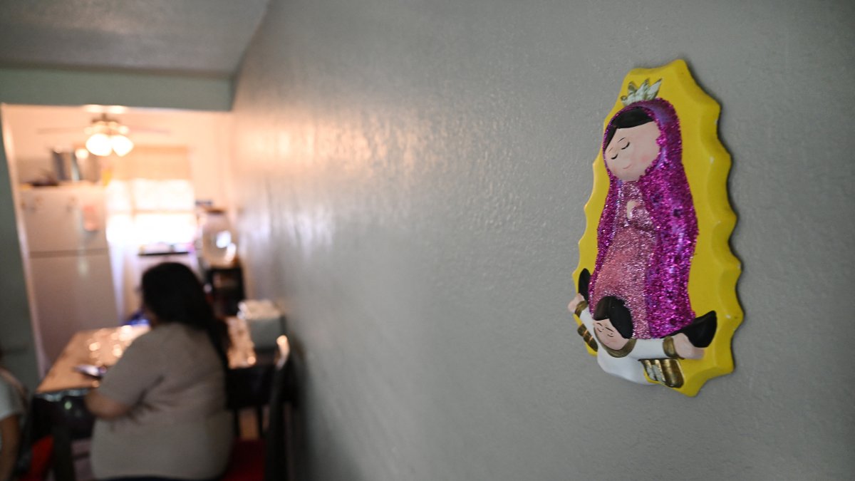 Carga. Una mujer mexicana debe hacerse cargo, ella sola, de todos los gastos de su hogar y de sus dos hijas menores de edad, tras la detención de su esposo en una redada.