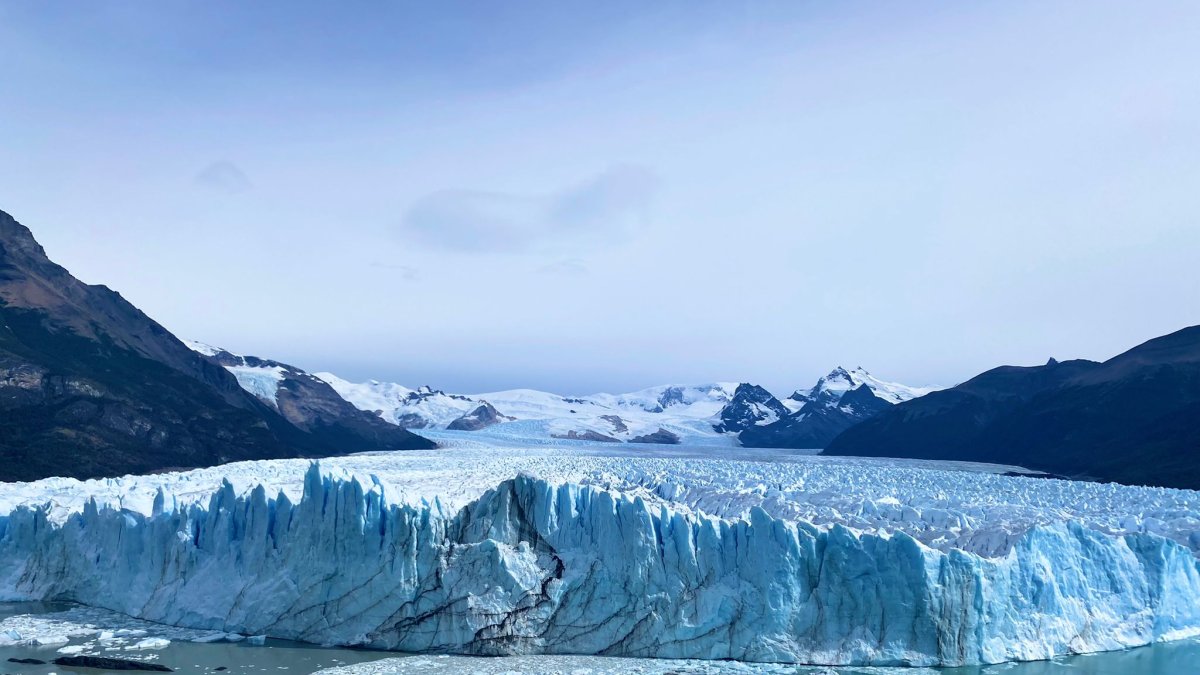 El extremo del glaciar Perito Moreno visto desde un mirador en la Península de Magallanes, abril de 2022.