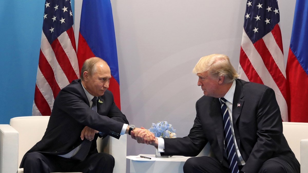 El presidente estadounidense, Donald Trump, y el presidente ruso, Vladímir Putin, se estrechan la mano, en una imagen de archivo.