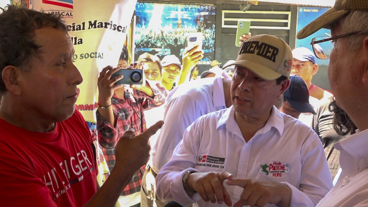 El presidente del Consejo de Ministros de Perú, Eduardo Arana (c), a su llegada a la población de Santa Rosa, una isla en medio del río Amazonas bajo soberanía peruana.