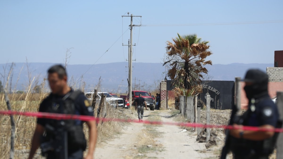 Agentes mexicanos en el rancho Izaguirre (Teuchitlán), atribuido a uno de los carteles de narcotráfico.