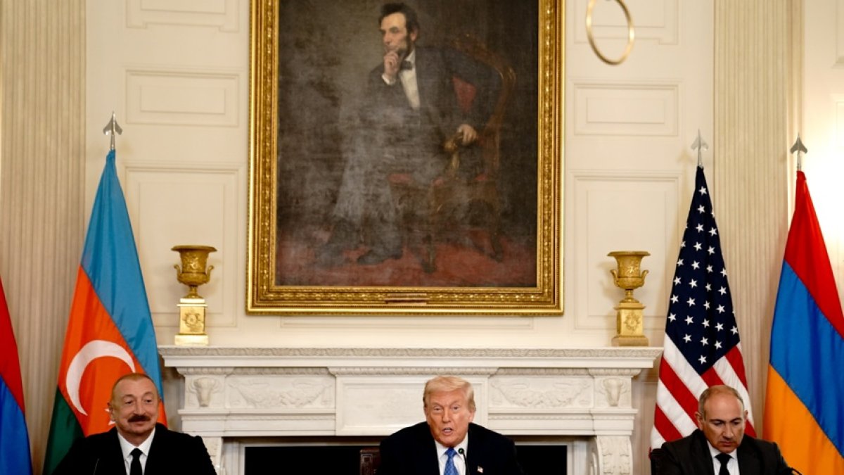 El presidente de Azerbaiyán, Ilham Aliyev; el presidente de Estados Unidos, Donald Trump, y el primer ministro de Armenia, Nikol Pashinyan, reunidos en la Casa Blanca.