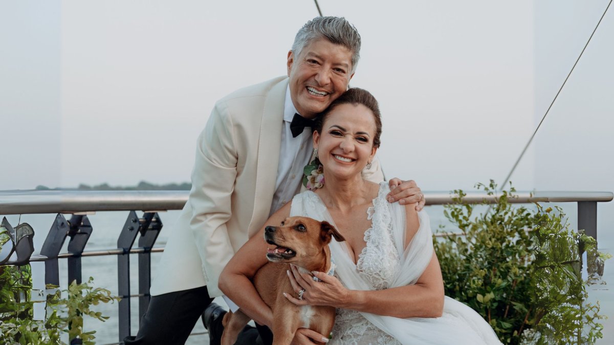 Marcela Aguiñaga y Marcelo Guim junto a su mascota Patria.