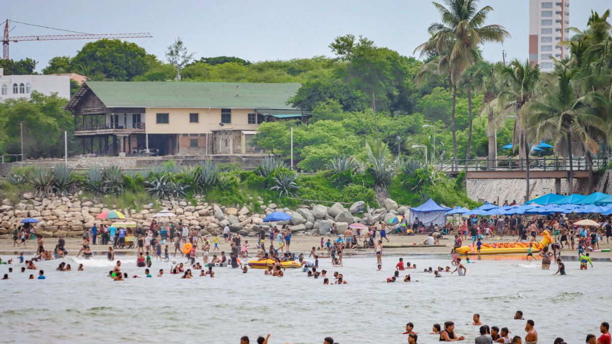 Así lució el sector del rompeolas en General Villamil Playas, con la afluencia de turistas por el feriado del 10 de Agosto.