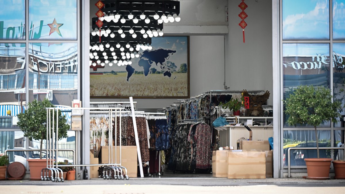 Local. Un establecimiento de moda rápida en el distrito industrial de Prato.