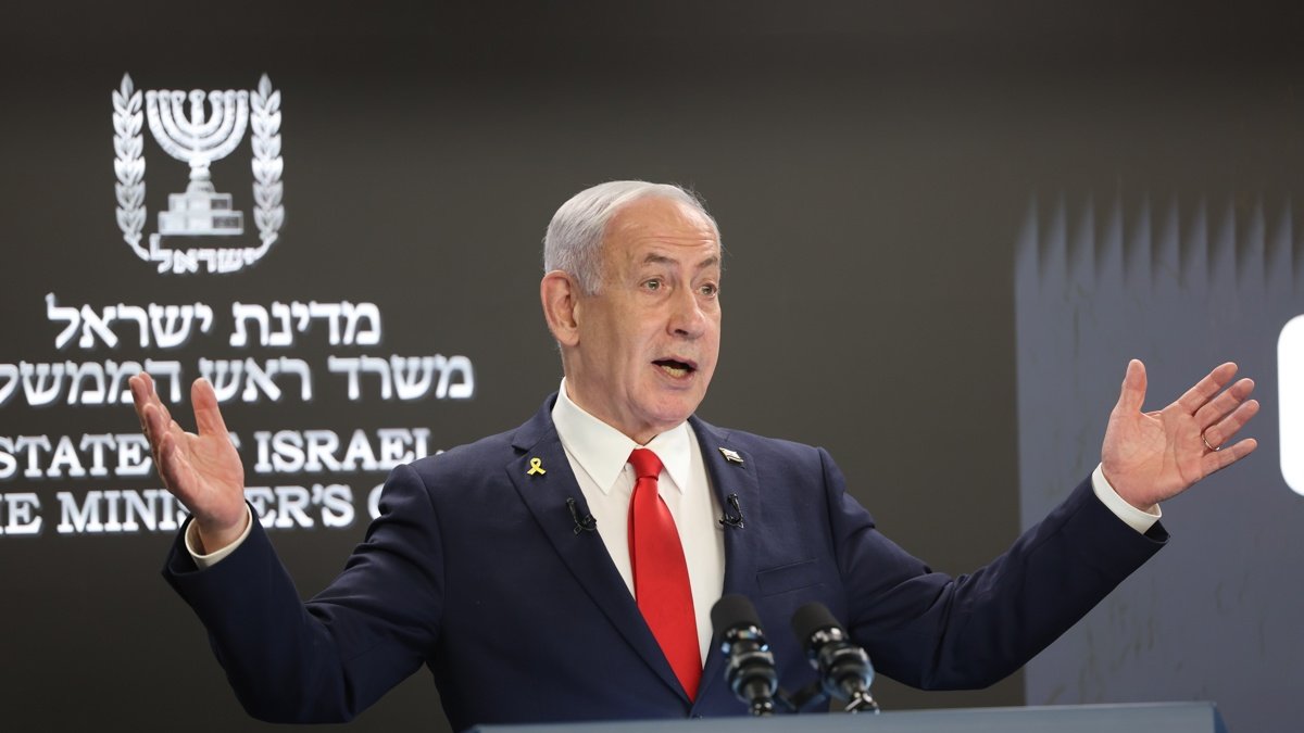 El primer ministro israelí, Benjamin Netanyahu, comparece ante la prensa internacional en su oficina de Jerusalén.