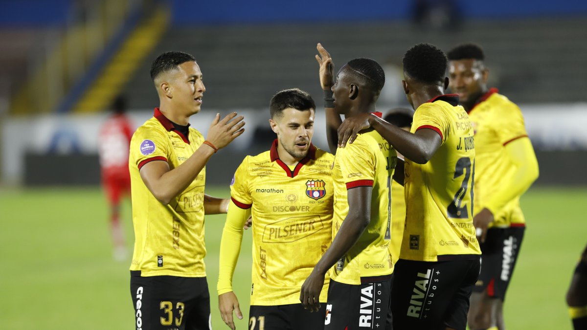 Miguel Parrales (i) y Janner Corozo (d) marcaron los goles de Barcelona SC ante El Nacional.