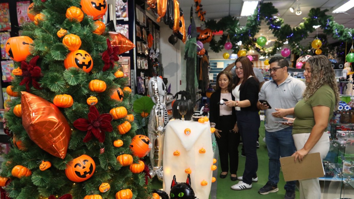 Una decoración ecléctica que une adornos de Navidad y Halloween para los que ponen el árbol desde octubre.