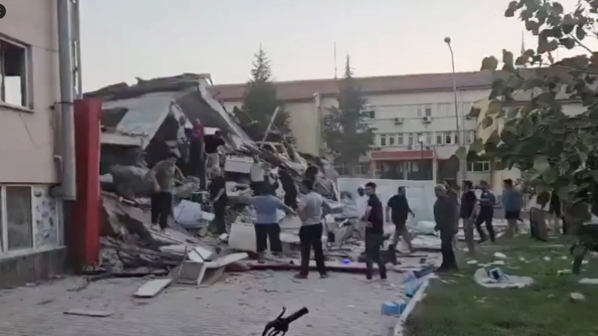 Varios edificios cayeron tras el terremoto de 6,1 en la región de Mármara, en Turquía, este domingo 10 de agosto.