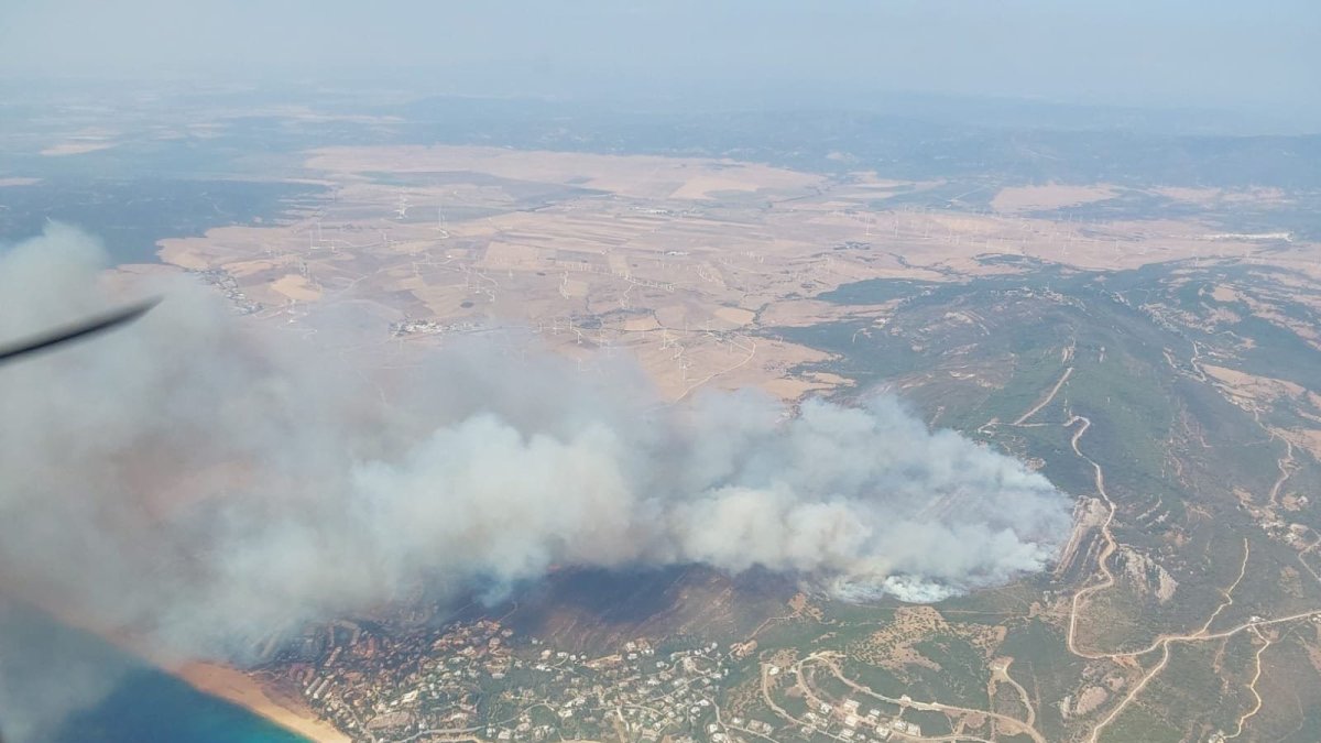 Situación. Las autoridades han activado planes de contingencia para tratar de controlar el fuego. Desde el cielo se observa la gravedad del incendio.