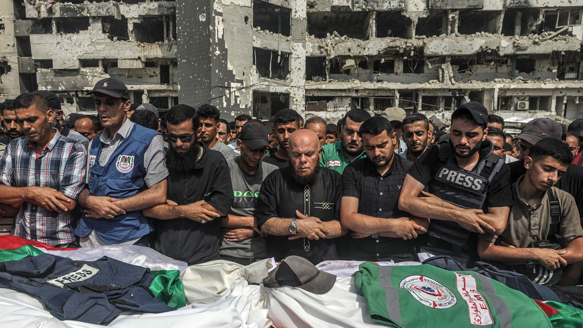 Dolor. Miles de personas sufren la partida de los profesionales.