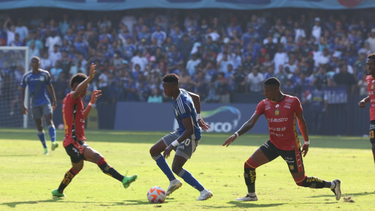 Encuentro entre Emelec y Deportivo Cuenca.
