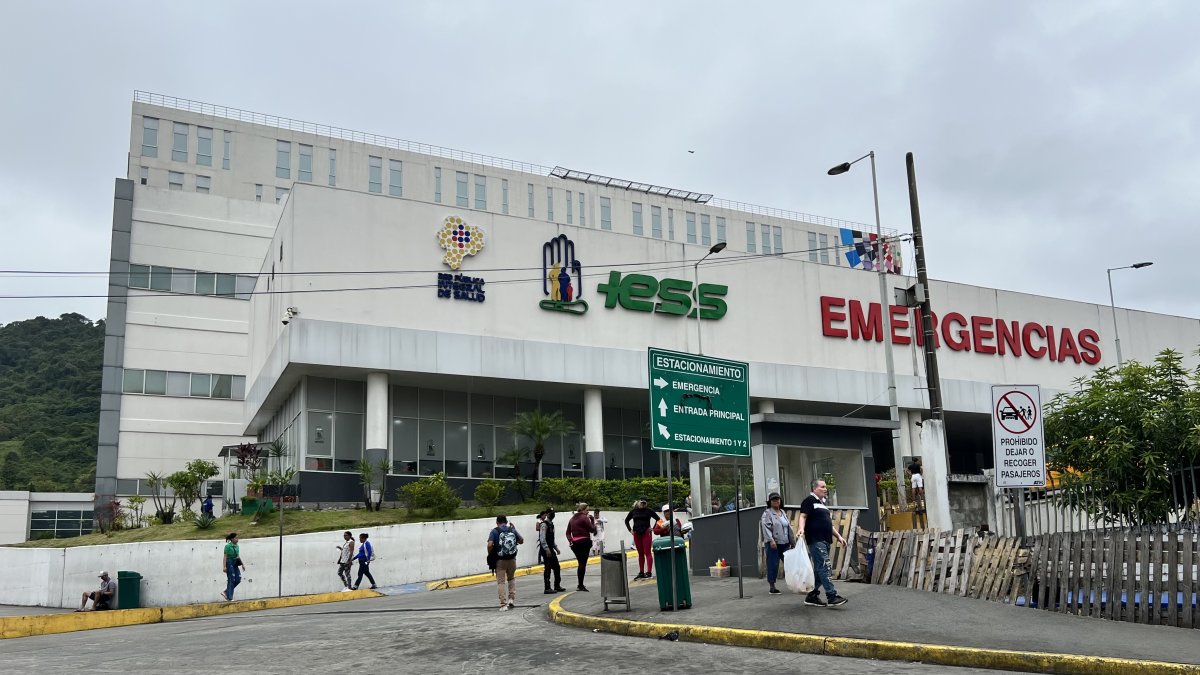 Los pacientes que asisten al Hospital Los Ceibos del Instituto Ecuatoriano de Seguridad Social, ubicado en el norte de Guayaquil, se quejan de que no logran agendar una cita médica a tiempo.