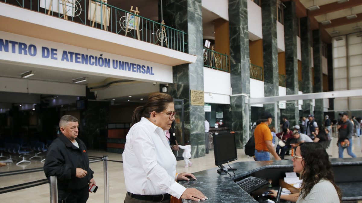 El Gobierno anunció el 24 de julio de 2025 que desvinculará a 5.000 funcionarios de la función Ejecutiva y del IESS (foto referencial).