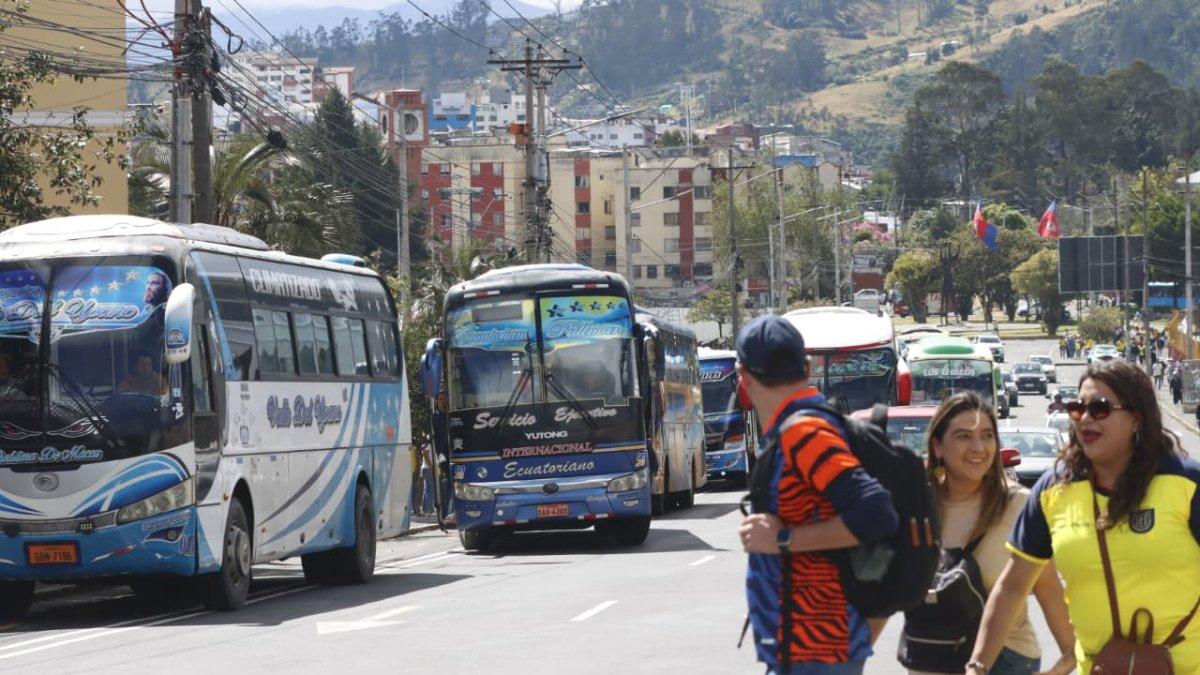 Algunos de los buses se estacionaron en los alrededores del Coliseo Rumiñahui, en La Vicentina.