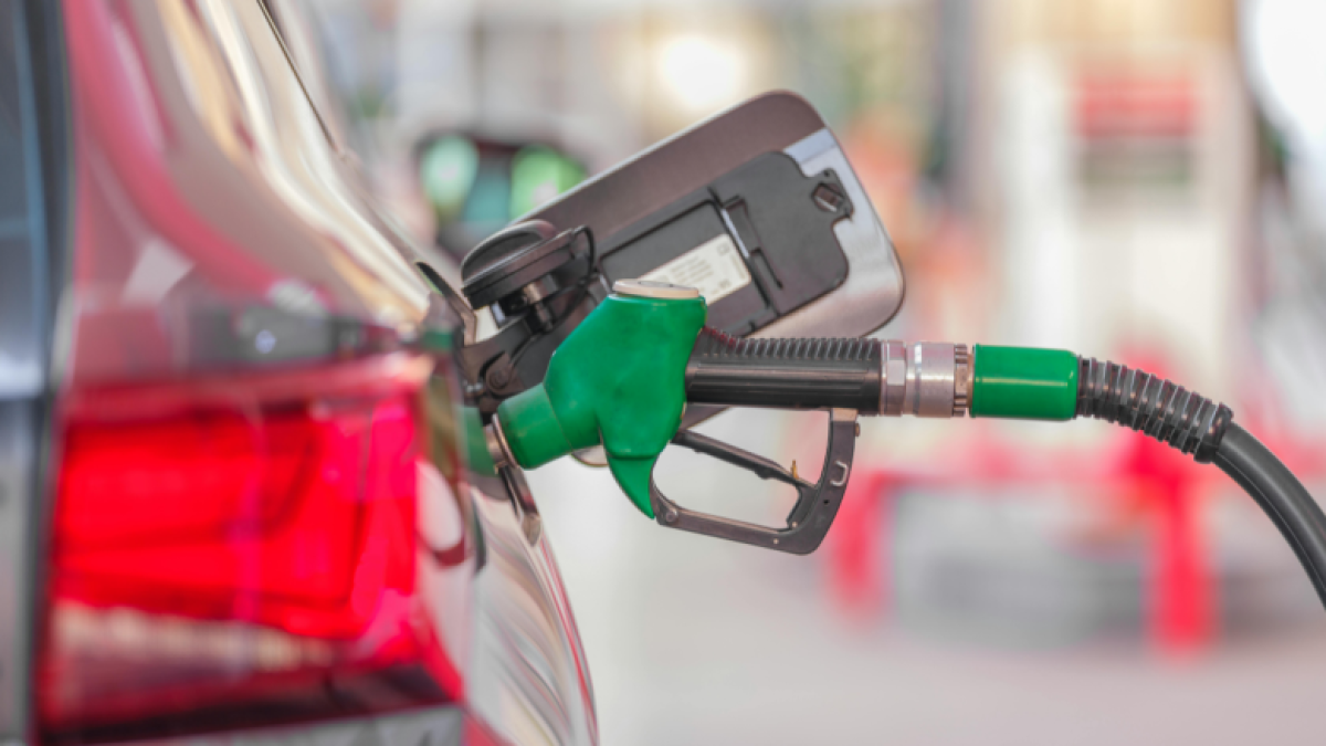 Daniel Noboa modifica el esquema para fijar el precio de la gasolina Extra y Ecopaís en Ecuador.