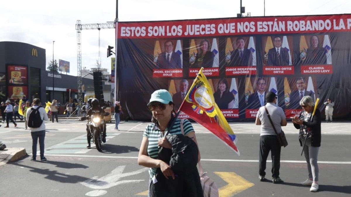 Una de las pancartas ubicadas en la av. Patria, colocada en contra de los jueces de la Corte, cayó sobre las personas en la av. 10 de Agosto, cerca del puente del Guambra.