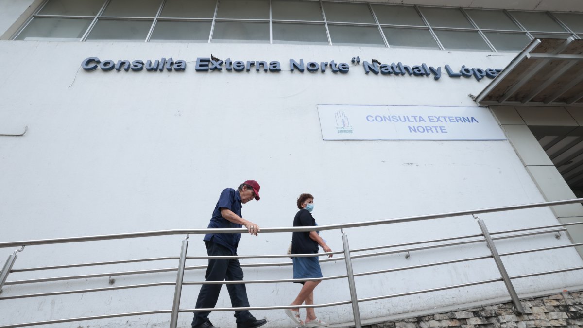 Asegurados caminan hacia un área del Hospital Teodoro Maldonado Carbo, en el Guayaquil.