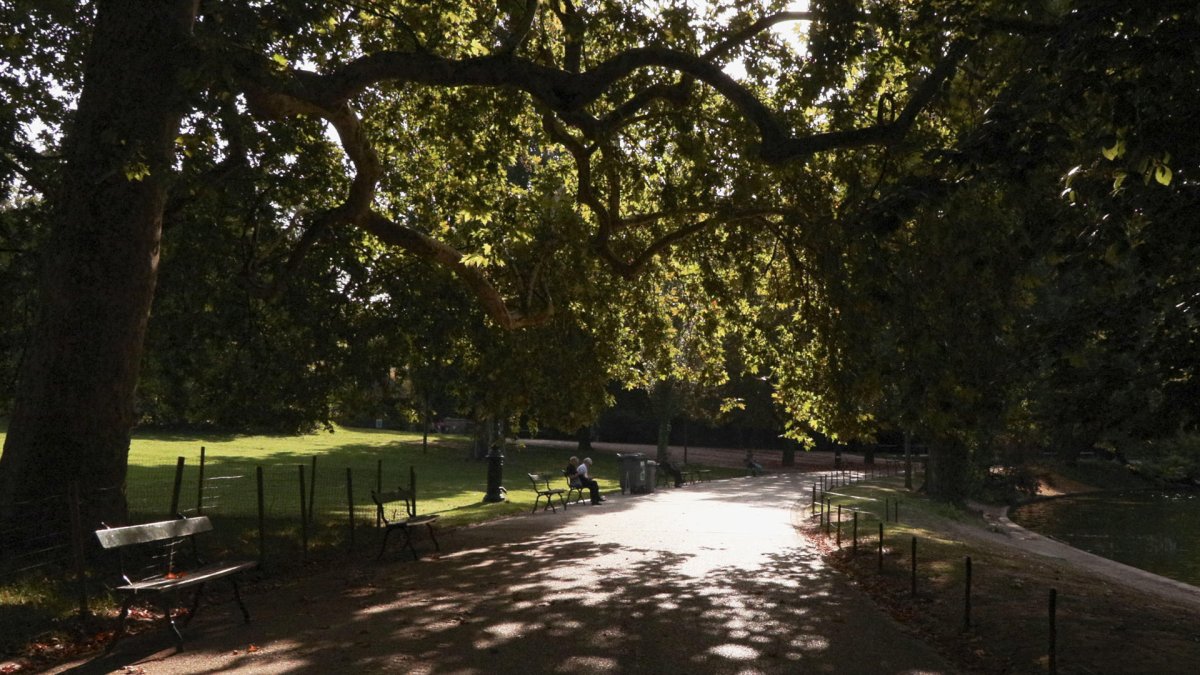 Parisinos se refugian del calor este martes 12 de agosto de 2025, en el parque de Buttes-Chaumont de la capital francesa.
