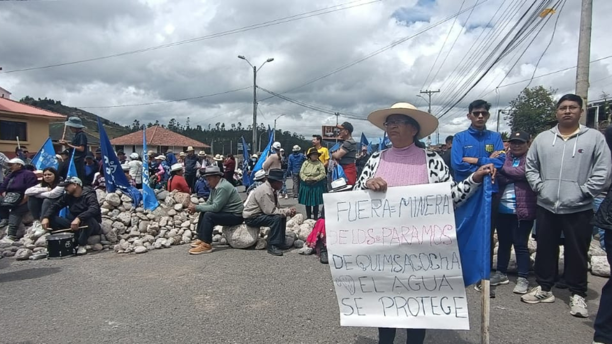 Protesta de comunidades campesinas cierran el principal acceso a la ciudad de Cuenca, exigen que se de baja la licencia ambiental otorgada al proyecto Loma Larga