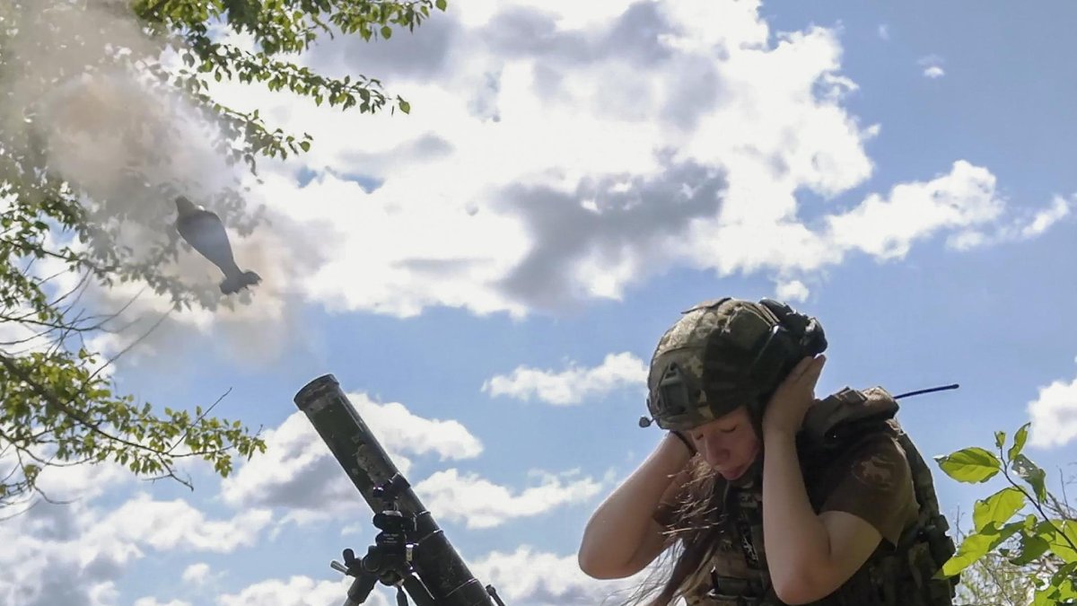 Militar ucraniana durante un entrenamiento en la región de Sumy, al noreste de Ucrania, el 12 de agosto de 2025.