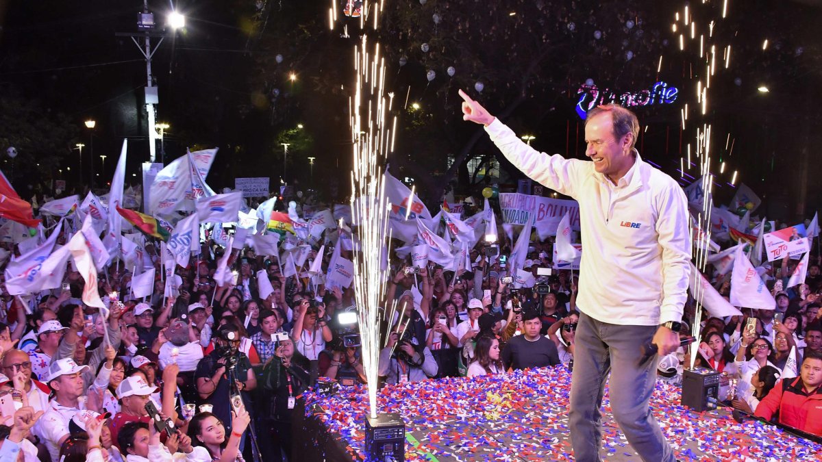 El candidato Jorge 'Tuto' Quiroga, habla en el cierre de su campaña electoral este lunes 11 de agosto de 2025, en Cochabamba (Bolivia).
