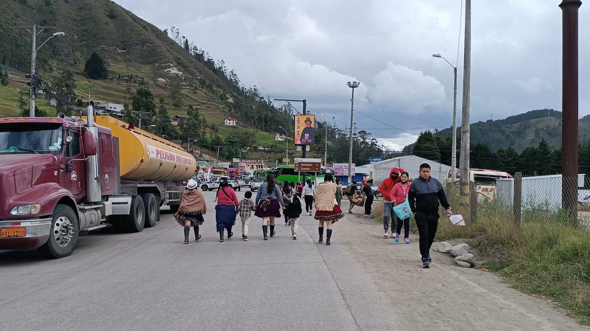 La vía Cuenca- Girón- Pasaje está cerrada en Giron y Tarqui. Decenas de viajantes hacen trasbordos para llegar a Cuenca.