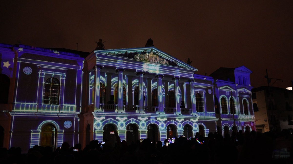 Espacios patrimoniales como el Teatro Sucre, San Francisco y Santo Domingo se iluminaron en el festival del mapping.