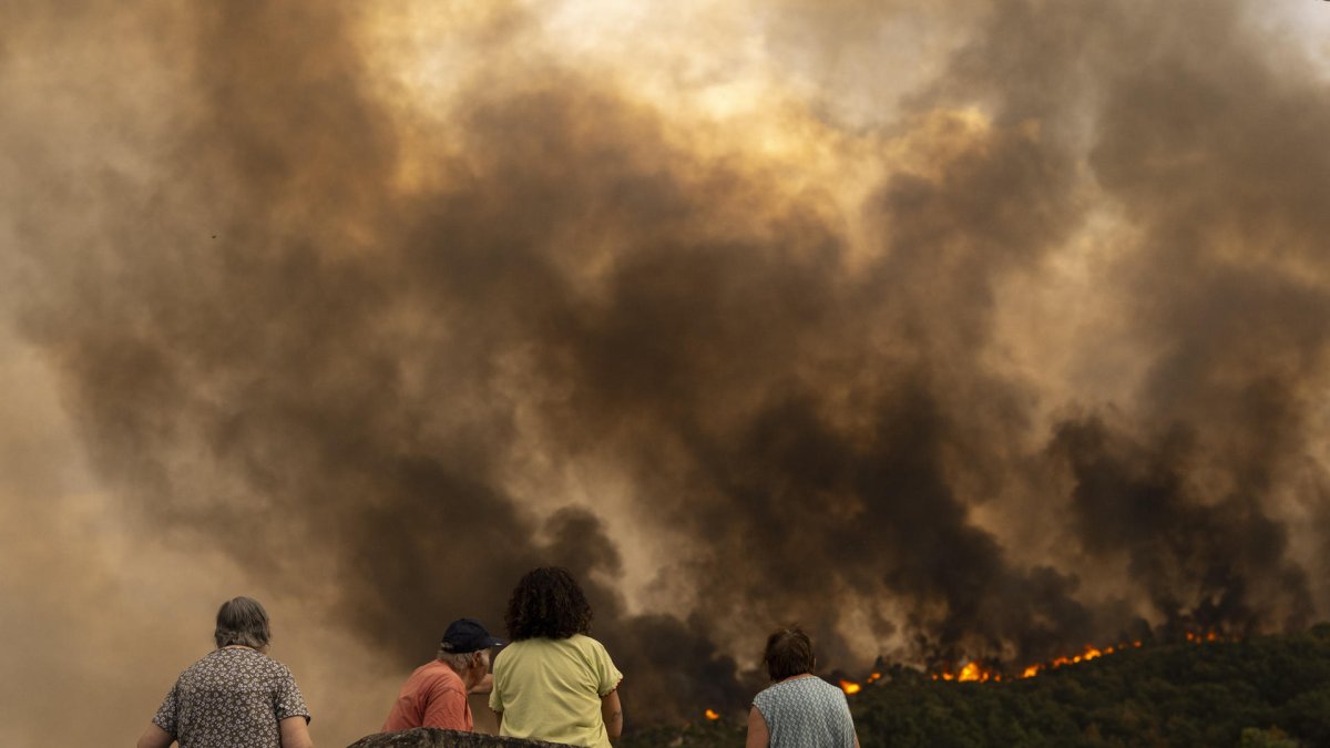 Vista del incendio forestal que permanece activo este martes 12 de agosto de 2025, en Monterrei (Ourense).
