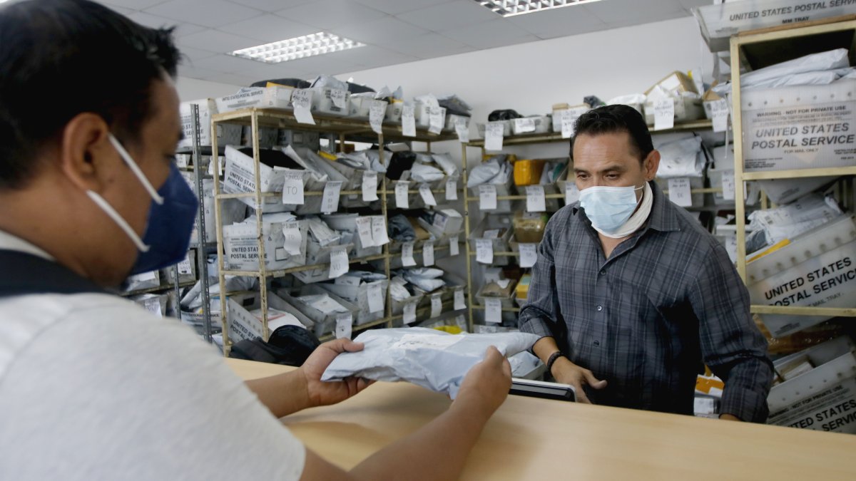 Personal que trabaja en Correos del Ecuador.