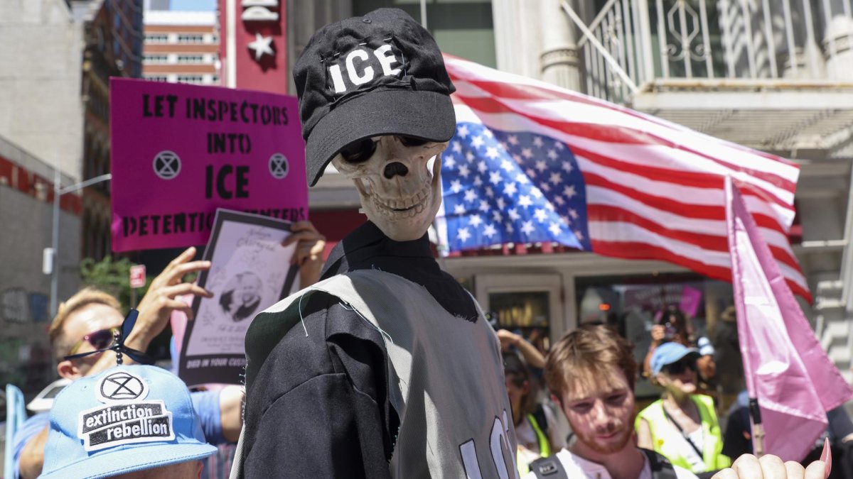 La gente participa en una protesta contra el aumento de las detenciones de inmigrantes afuera de centro de procesamiento de Inmigración en Nueva York, EE. UU.