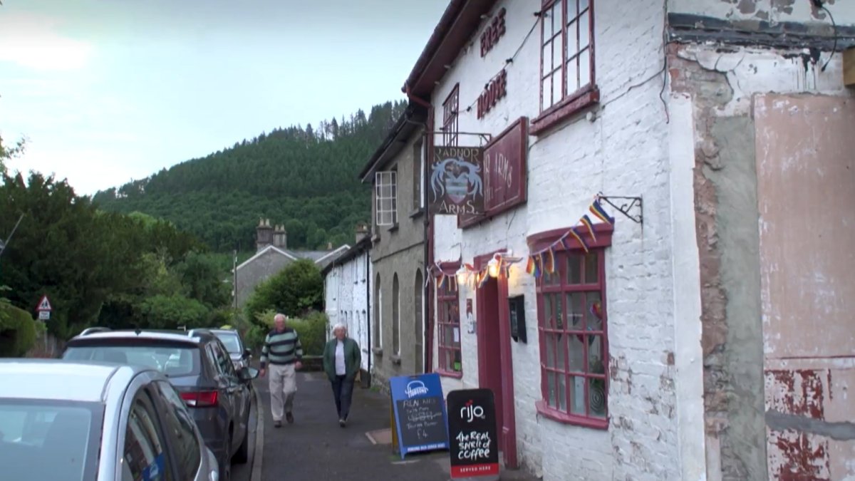 Fachada del pub Radnor Arms, en el pueblo de New Radnor, en el sur de Gales.