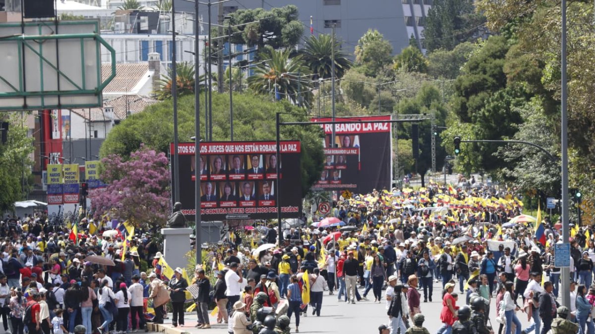 Quito amaneció con dos pancartas en la avenida Patria. En ellos se acusaba a los jueces constitucionales de robar la paz.