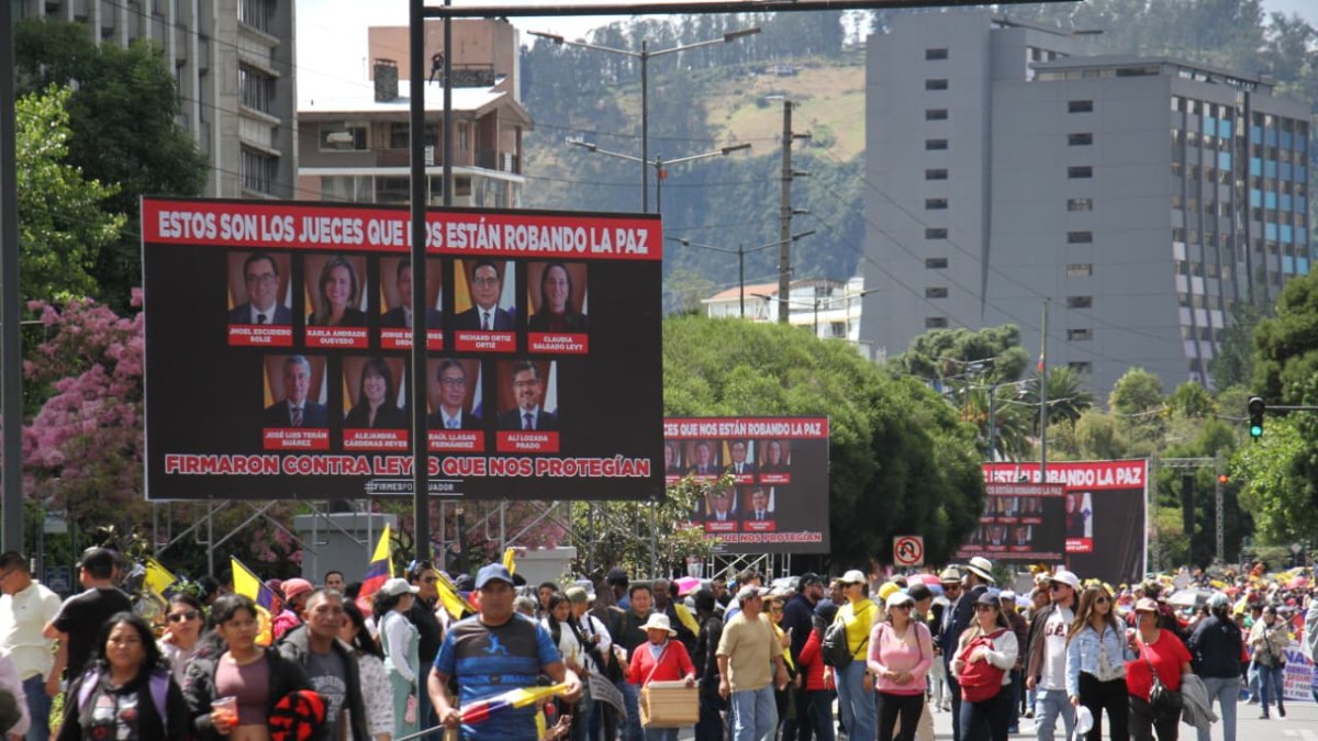 Rostros. Varios carteles con las fotos de los jueces de la Corte fueron expuestos a lo largo de la marcha.