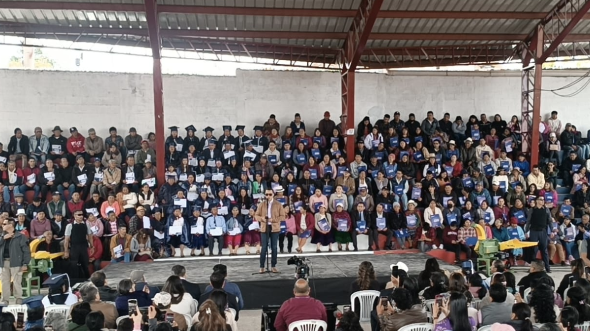 El presidente Daniel Noboa entrega títulos de propiedad y ayudas técnicas a habitantes de zonas rurales de Azuay.