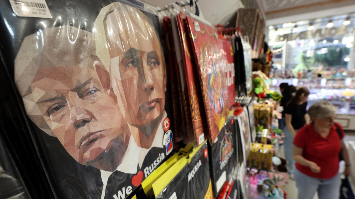 Una camiseta con retratos del presidente ruso Putin y del presidente estadounidense Trump en un mercado de recuerdos en Moscú, Rusia, el 13 de agosto de 2025.