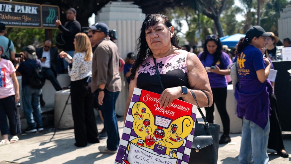 Ciudadana estadounidense, Reyna, posando con un cartel este martes 12 de agosto de 2025, en Los Ángeles (Estados Unidos).