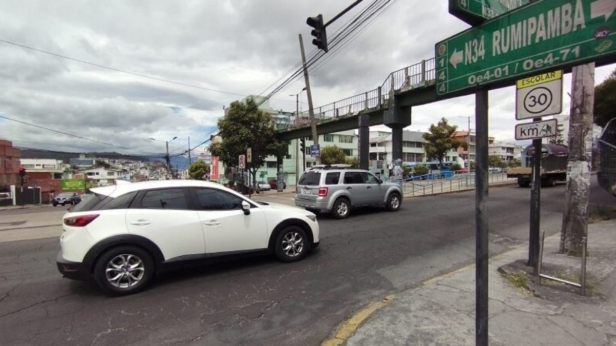 El puente está ubicado en un zona escolar, cerca al colegio San Gabriel.