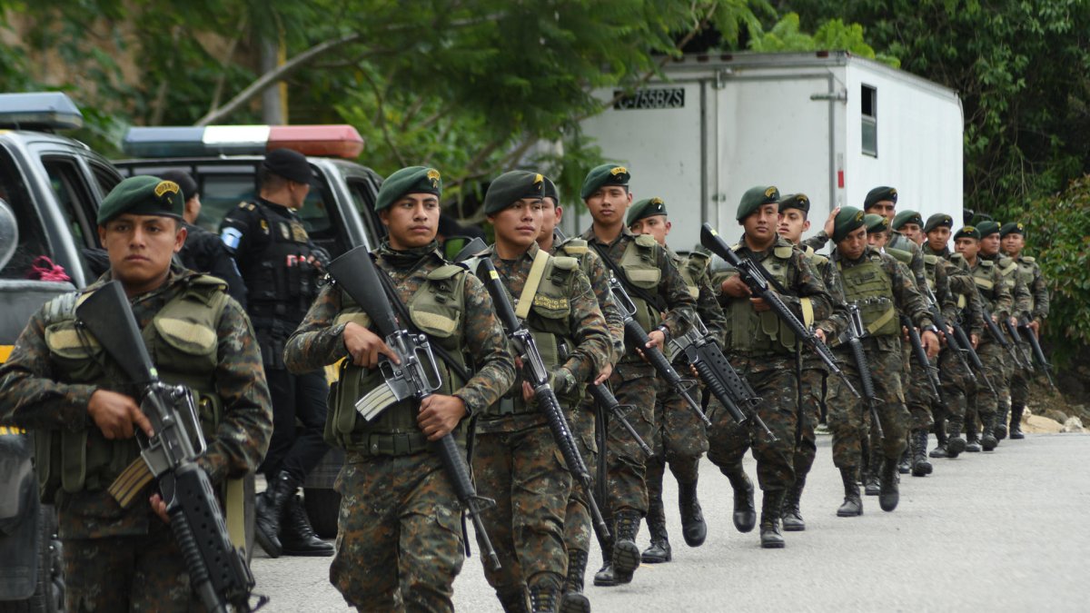 Integrantes de las Fuerzas Armadas custodian los alrededores del Centro de Detención Preventivo de la zona 18 este 12 de agosto de 2025, en Ciudad de Guatemala (Guatemala).