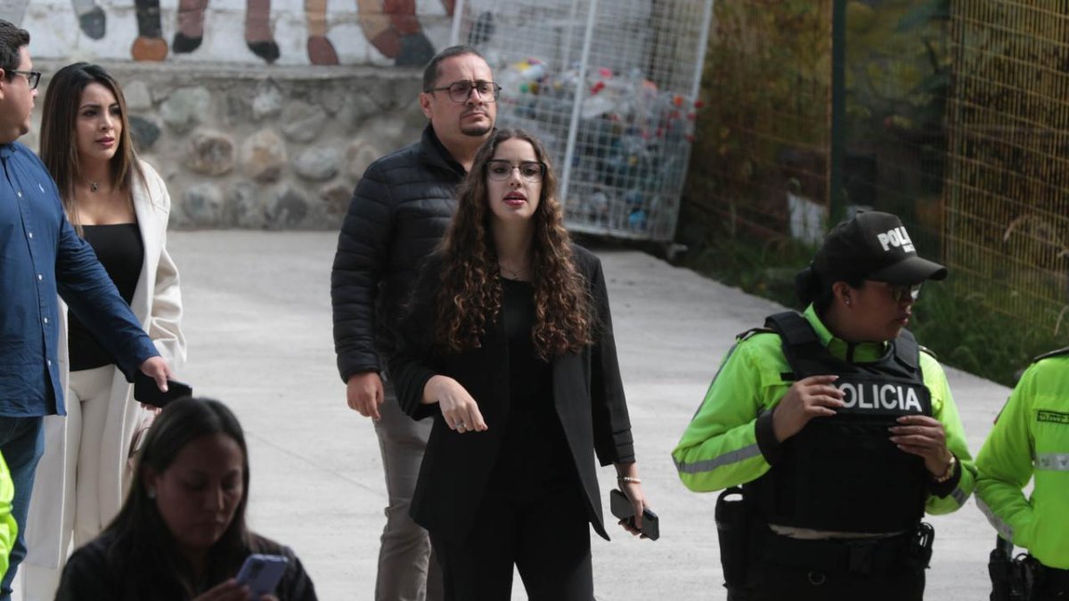 La asambleísta Camila León evitó a la prensa cuando fue cuestionada sobre el proyecto minero Loma Larga.