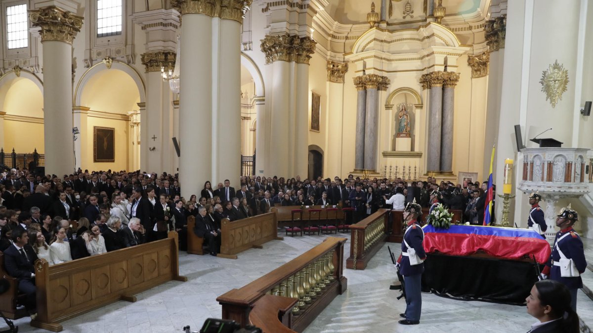 El batallón Guardia Presidencial vigilan el féretro del fallecido precandidato presidencial Miguel Uribe Turbay en la catedral Primada en Bogotá (Colombia).