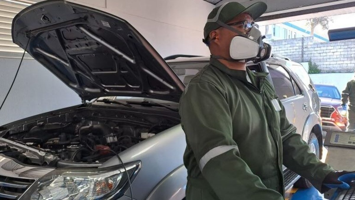 Los usuarios pueden realizar la revisión vehicular en los seis centros habilitados por el Municipio de Quito.