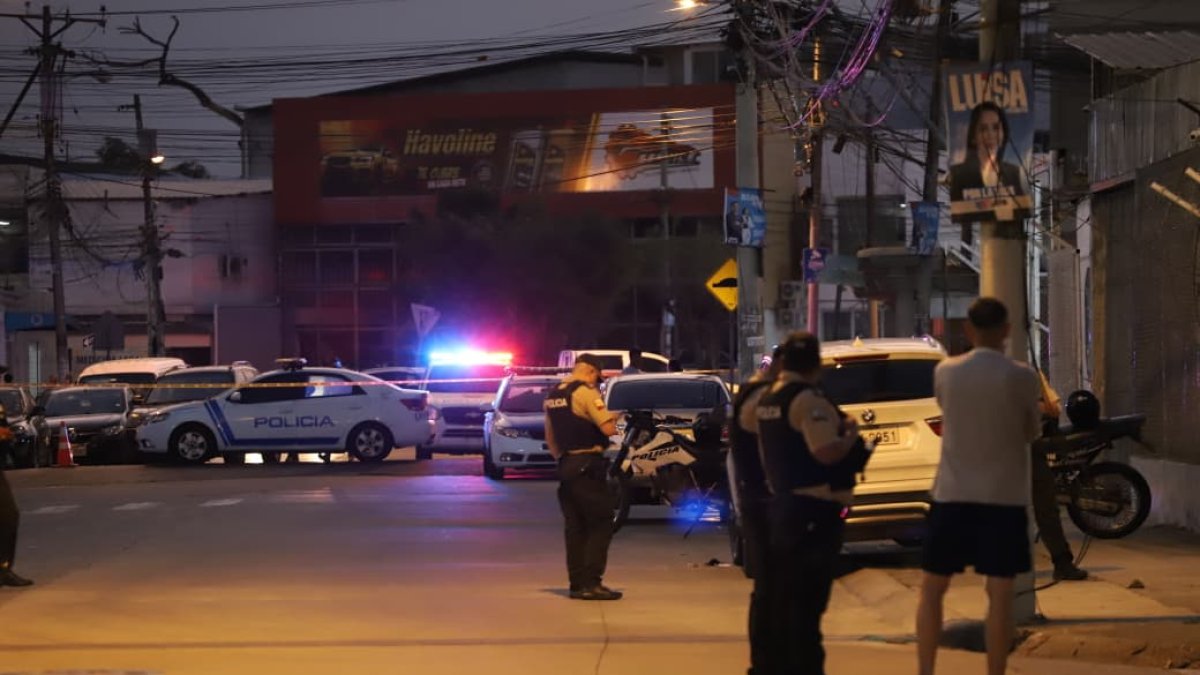 Un hombre fue asesinado en un local de compra y venta de carros ubicado en la ciudadela La Garzota, en el norte de Guayaquil, este miércoles 13 de agosto.