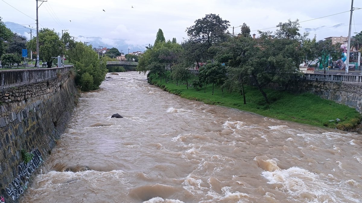 Imagen referencial. Un ciudadano fie rescatado del río Cuenca luego que cayera por accidente.