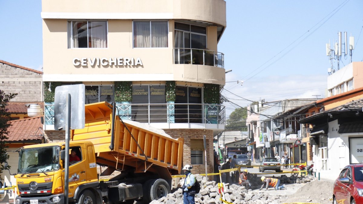 La calle Manabí, en la intersección con la García Moreno, está cerrada al tránsito vehicular.
