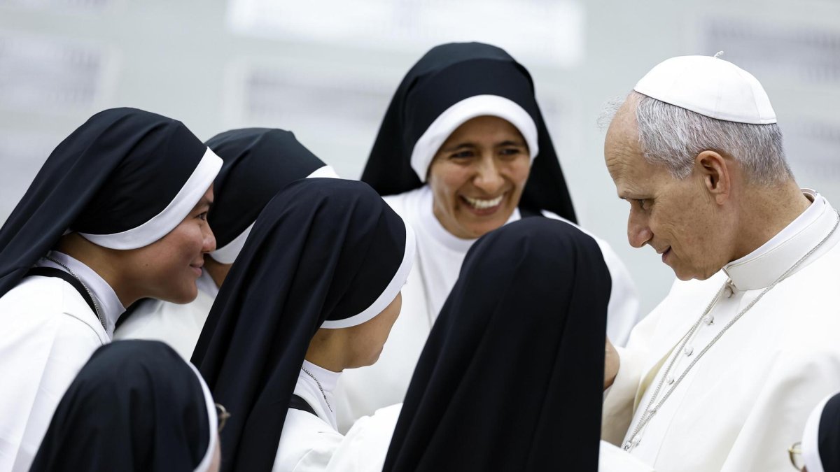 El Papa León XIV saluda a las monjas durante la Audiencia General semanal en la Sala Pablo VI, Ciudad del Vaticano, 13 de agosto de 2025.