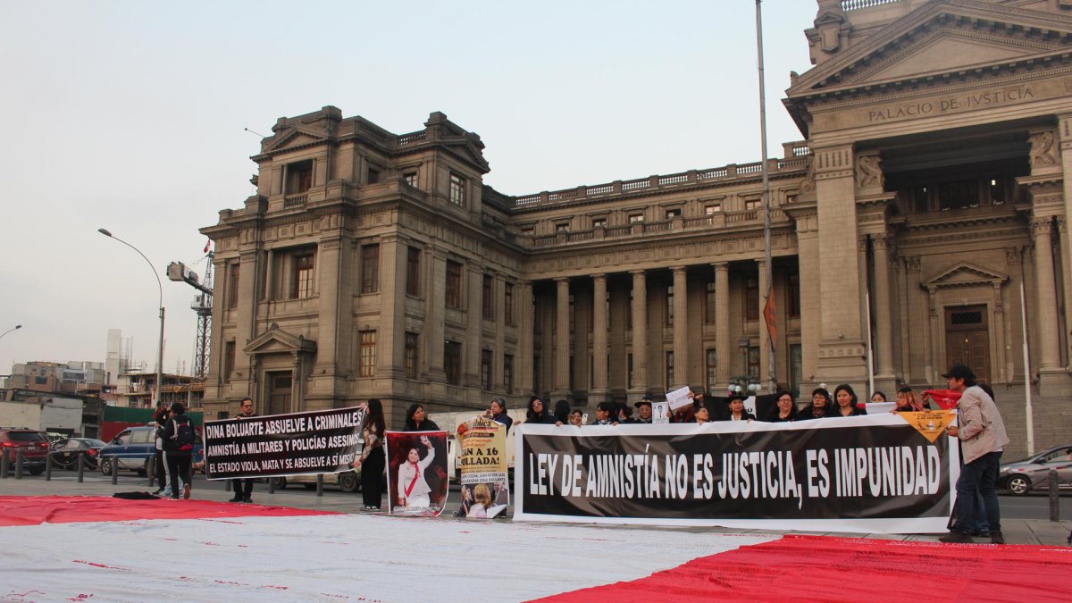 Personas se manifiestan contra la ley de amnistía frente al Palacio de Justicia este miércoles, en Lima (Perú).