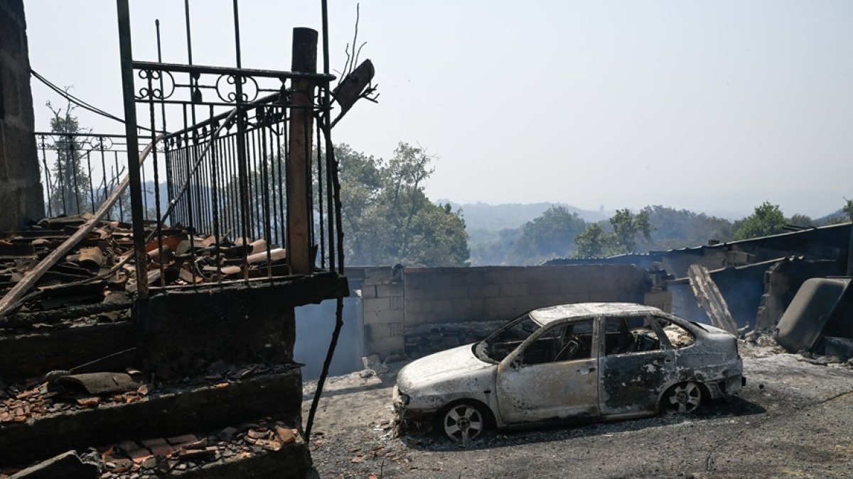 Se observan casas y un automóvil quemados tras un incendio forestal en A Caridade, cerca de Monterrei, en la provincia de Ourense, en el norte de España, el 14 de agosto de 2025.