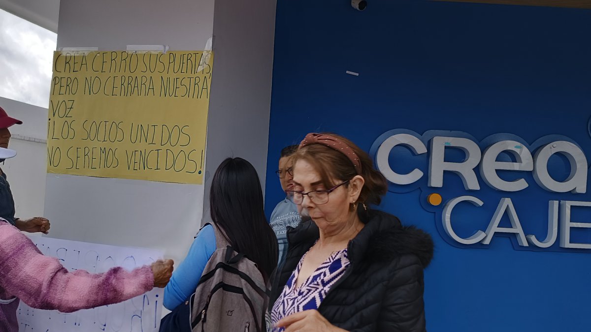 Afectados de la Cooperativa CREA realizan plantones fuera de las instalaciones de la institución financiera.